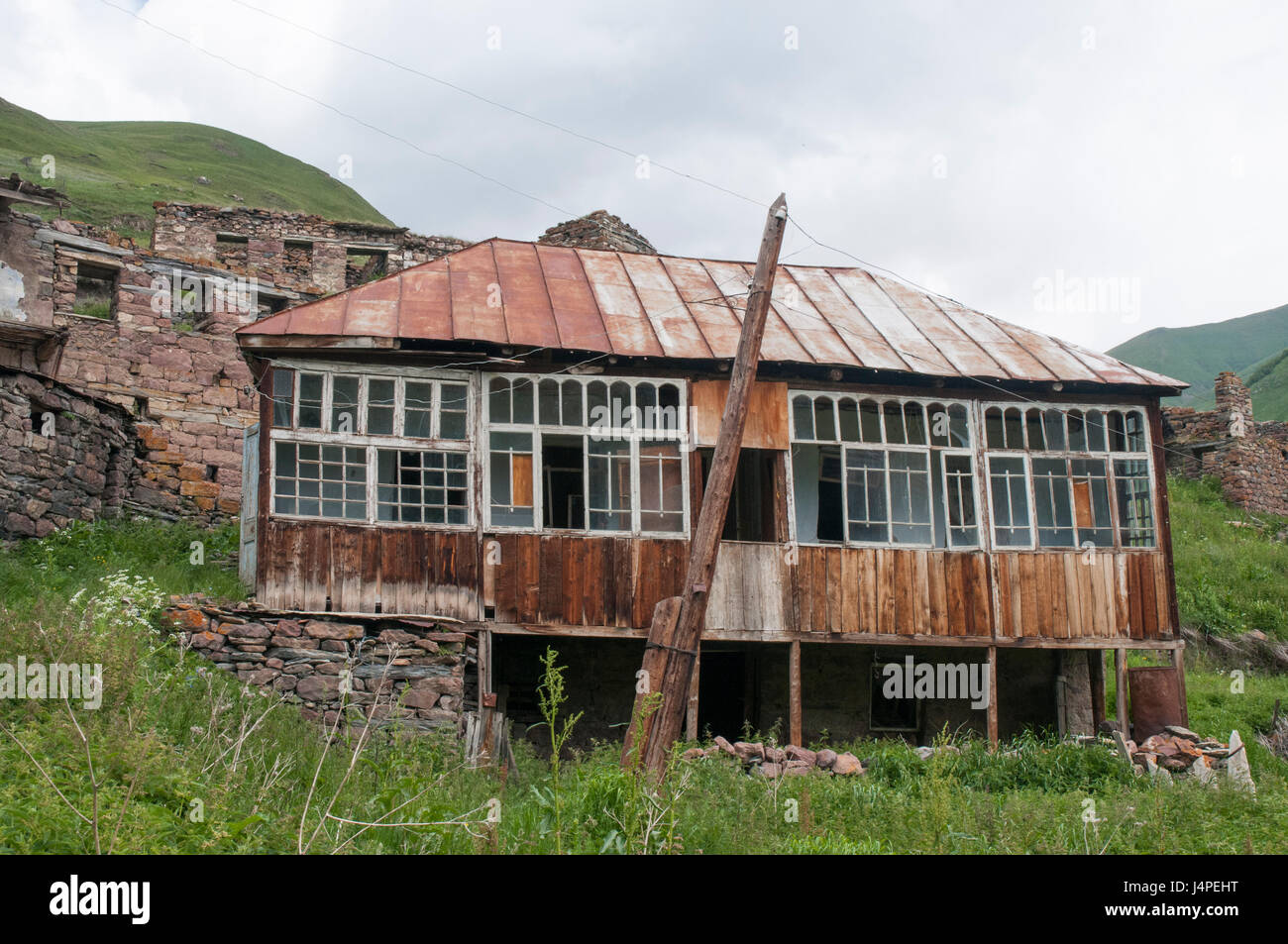 Maisons abandonnées par les villageois à l'ossète Truso Valley, New York, en bordure de la Fédération-parrainé renegade territoire de l'Ossétie du Sud Banque D'Images