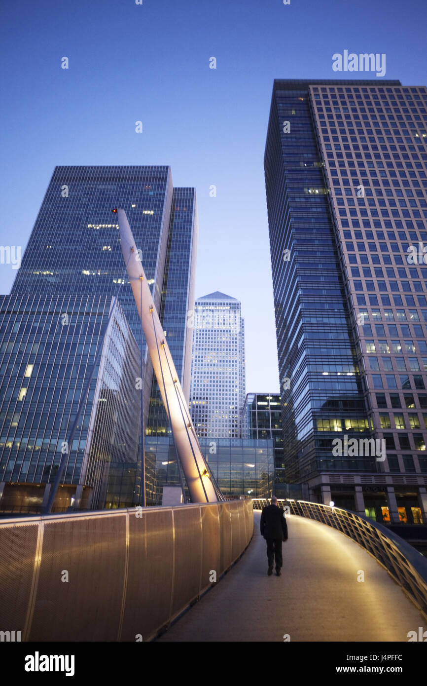 La Grande-Bretagne, l'Angleterre, Londres, dock pays, Canary Wharf, grands immeubles, soir, bridge, l'homme, le modèle ne libération, Banque D'Images