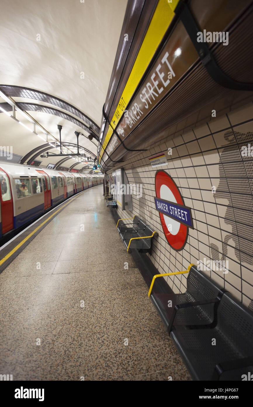 La Grande-Bretagne, l'Angleterre, Londres, Baker Street, métro, station de  métro, arrêt, plate-forme, train Photo Stock - Alamy