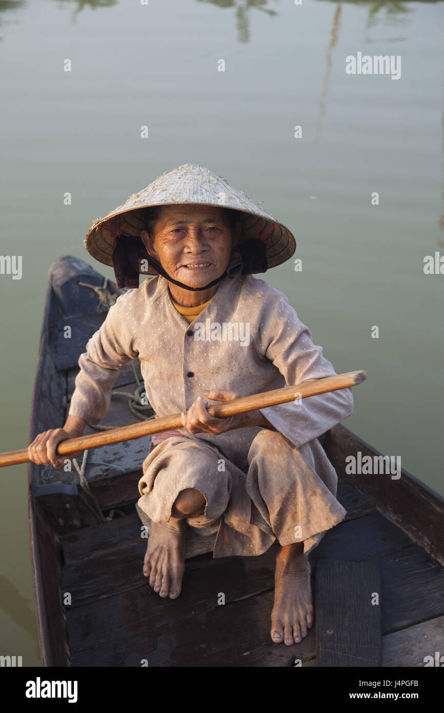 Vietnam, Hoi An, senior, en bateau, s'asseoir, le modèle ne libération, Banque D'Images