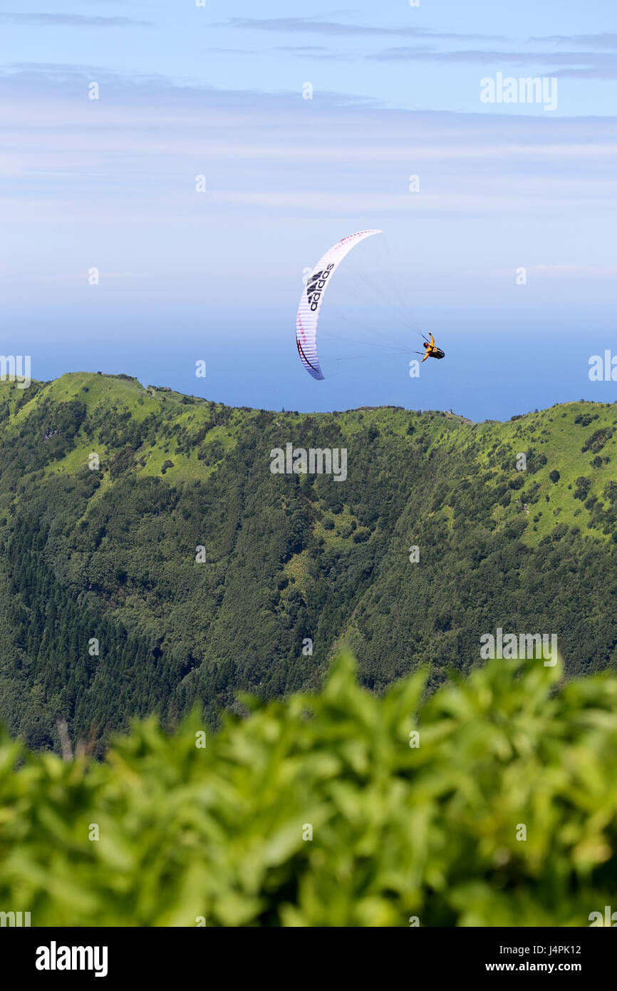 Jean Baptiste, une acro parapente pilote aux commandes pendant le 22e Festival de parapente Açores à Lagoa das Sete Cidades à São Miguel, Açores. Banque D'Images