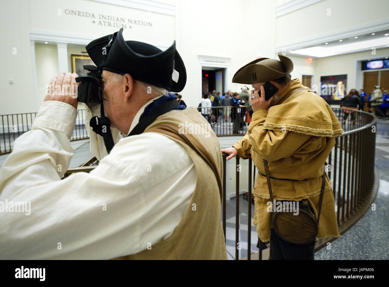 Visiteurs en tenue de guerre révolutionnaire admirer l'exposition lors d'une visite du musée de la Révolution américaine, à Philadelphie, PA. Banque D'Images