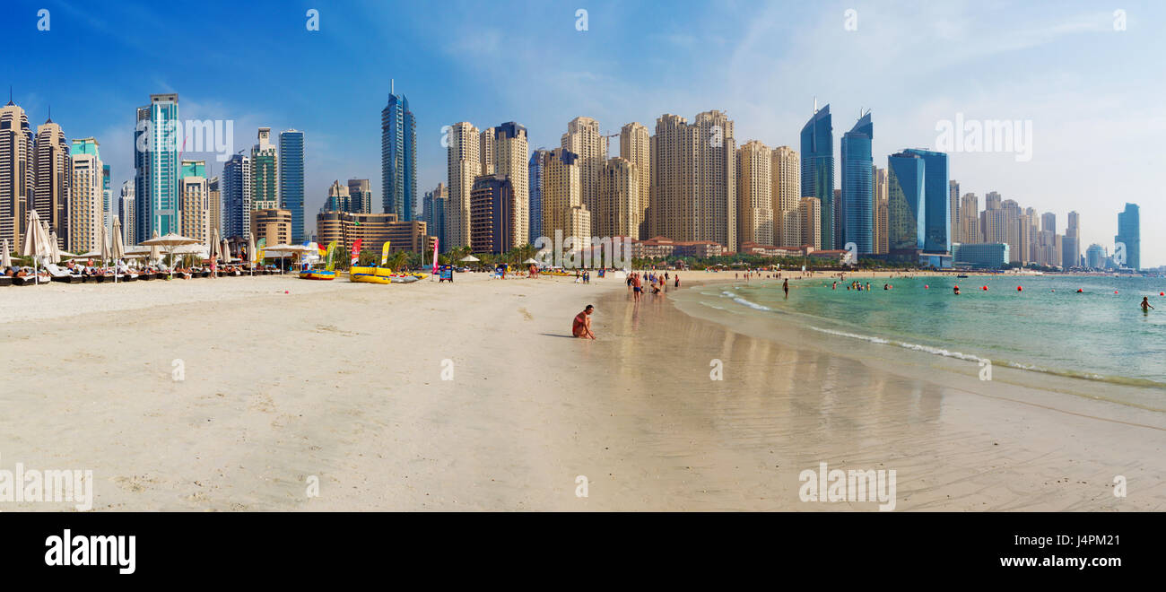 Dubaï, Émirats arabes unis - Mars 28, 2017 : La Marina towers à partir de la plage. Banque D'Images