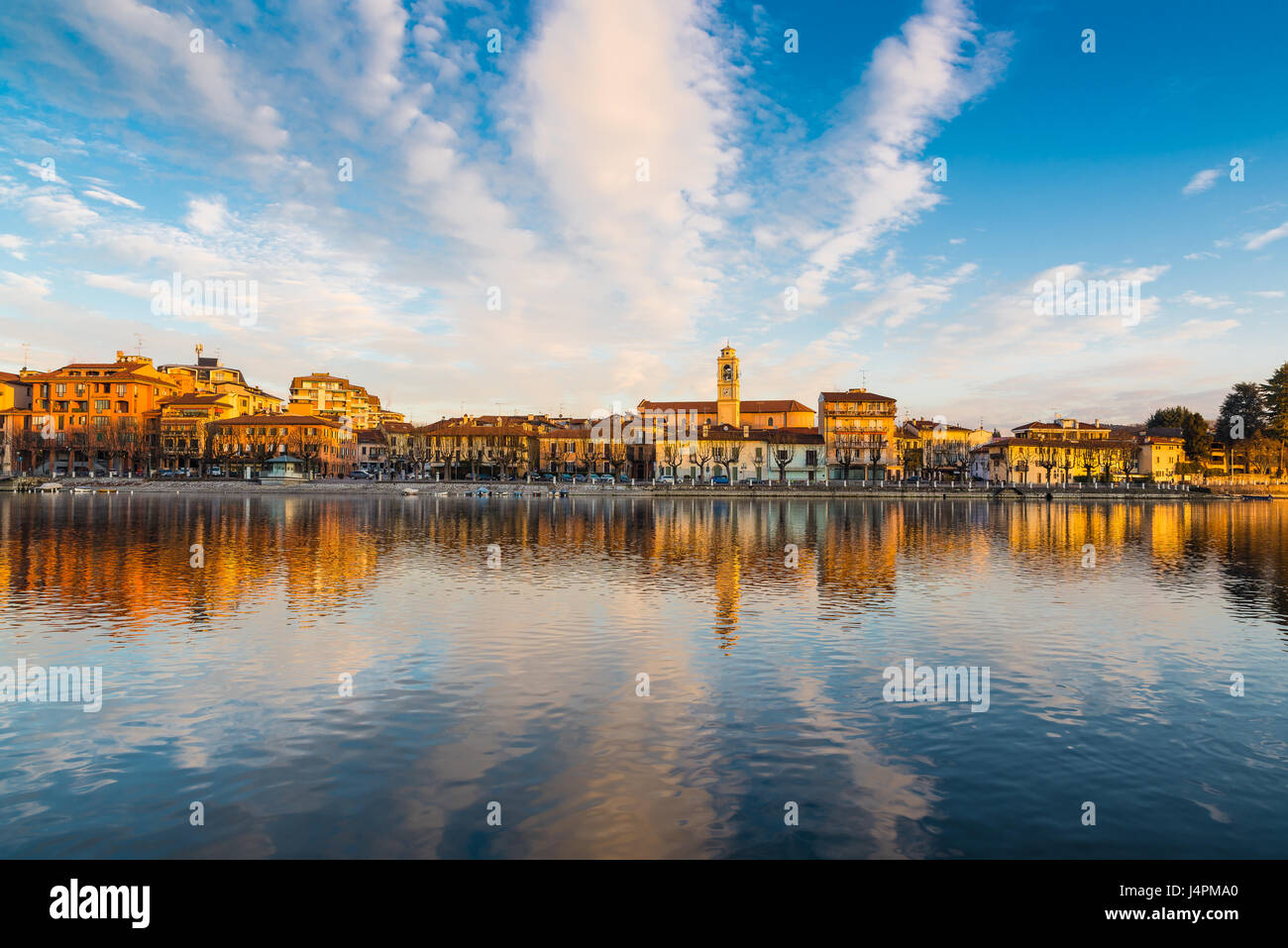 Sesto Calende, lac Majeur, Tessin, l'Italie. Beau lever de soleil sur la promenade de Sesto Calende le long de la rivière Tessin Banque D'Images