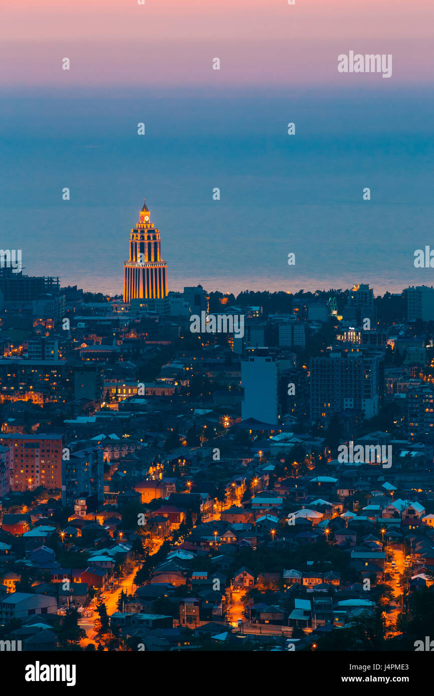 Batumi, Géorgie, l'Adjarie, 27 mai 2016 : Vue aérienne de la ville urbaine au soir ou nuit. Sheraton Batumi Hotel dans l'éclairage de nuit Banque D'Images