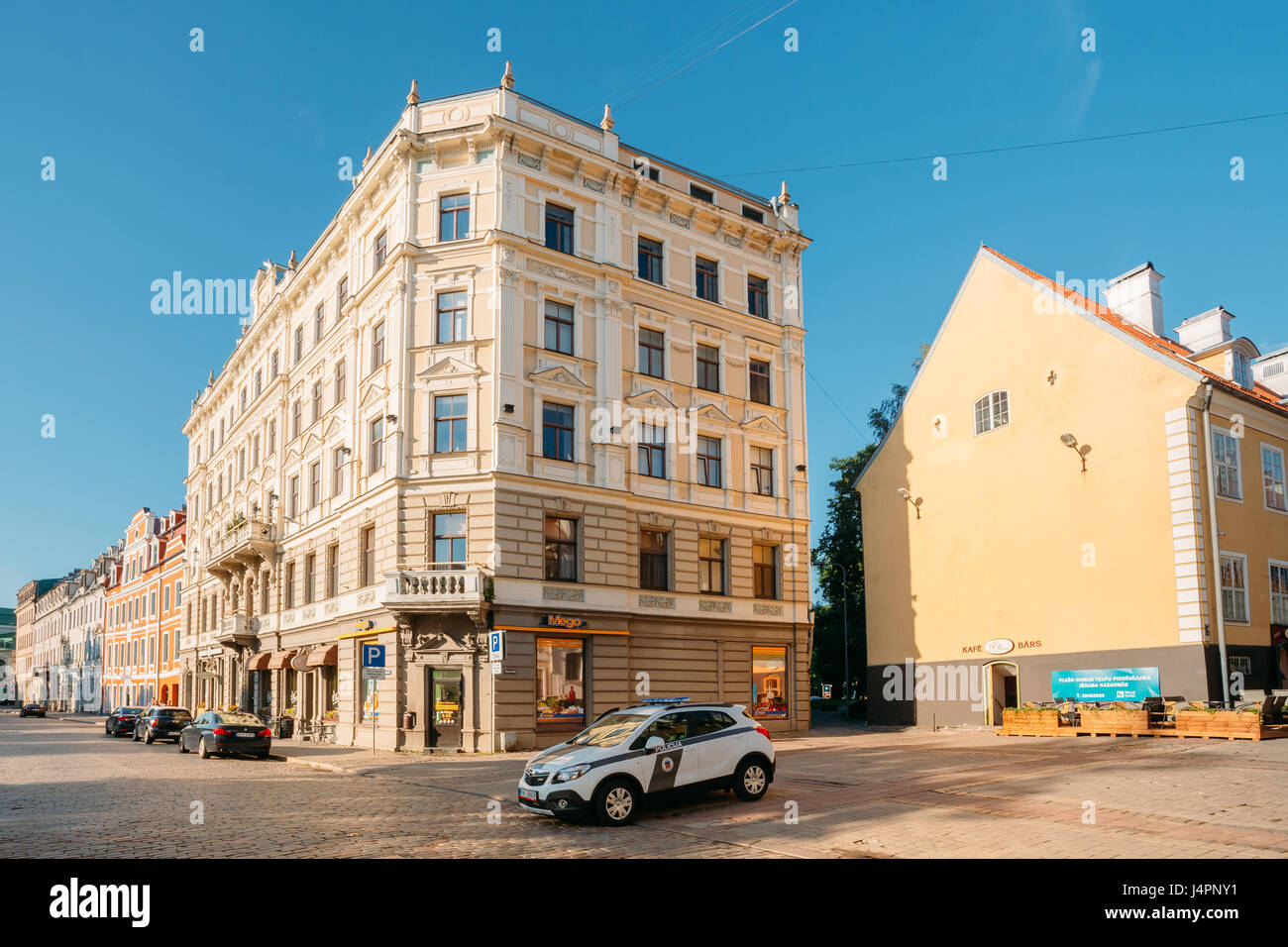 Riga, Lettonie - 1 juillet 2016 : la Police de la route en voiture sur Parking rue Jekaba dans la vieille ville en journée ensoleillée Banque D'Images