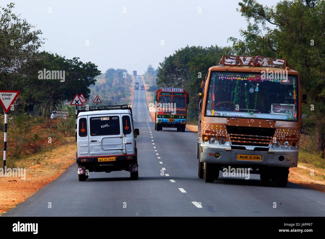 Camions sur les routes indiennes, Karnataka, Inde Banque D'Images