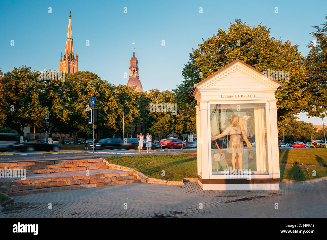 Riga, Lettonie - 1 juillet 2016 : St Christopher, ou grand Kristaps Statue Sculpture à remblai Promenade de la Ville, Près de la rivière Daugava sous ciel bleu au coucher du soleil Banque D'Images