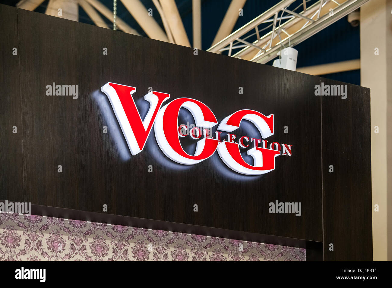 Moscou, Russie - Mars, 2017 : Collection VOG le logo de la société sur le mur. Banque D'Images