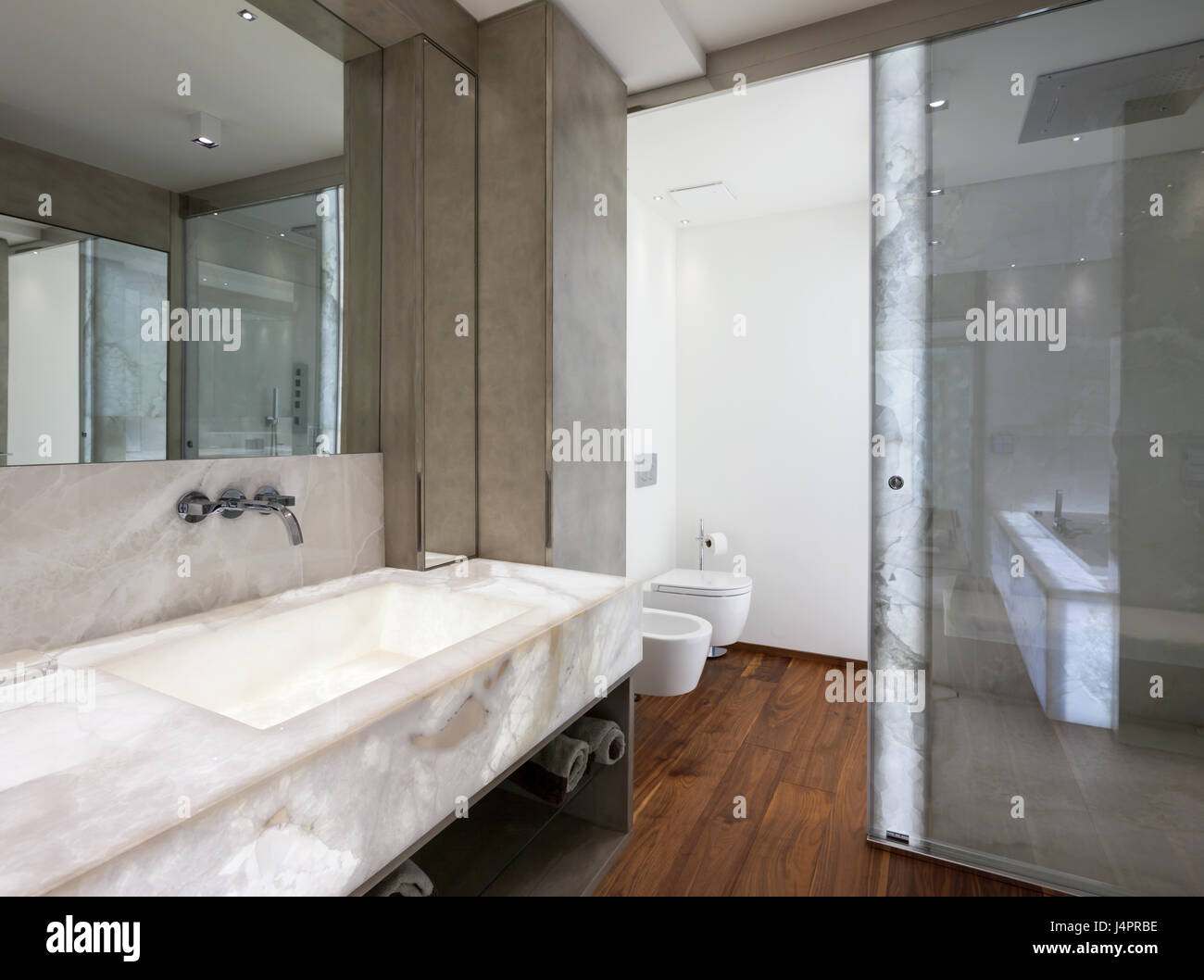 Salle de bains moderne avec du marbre et parquet Banque D'Images