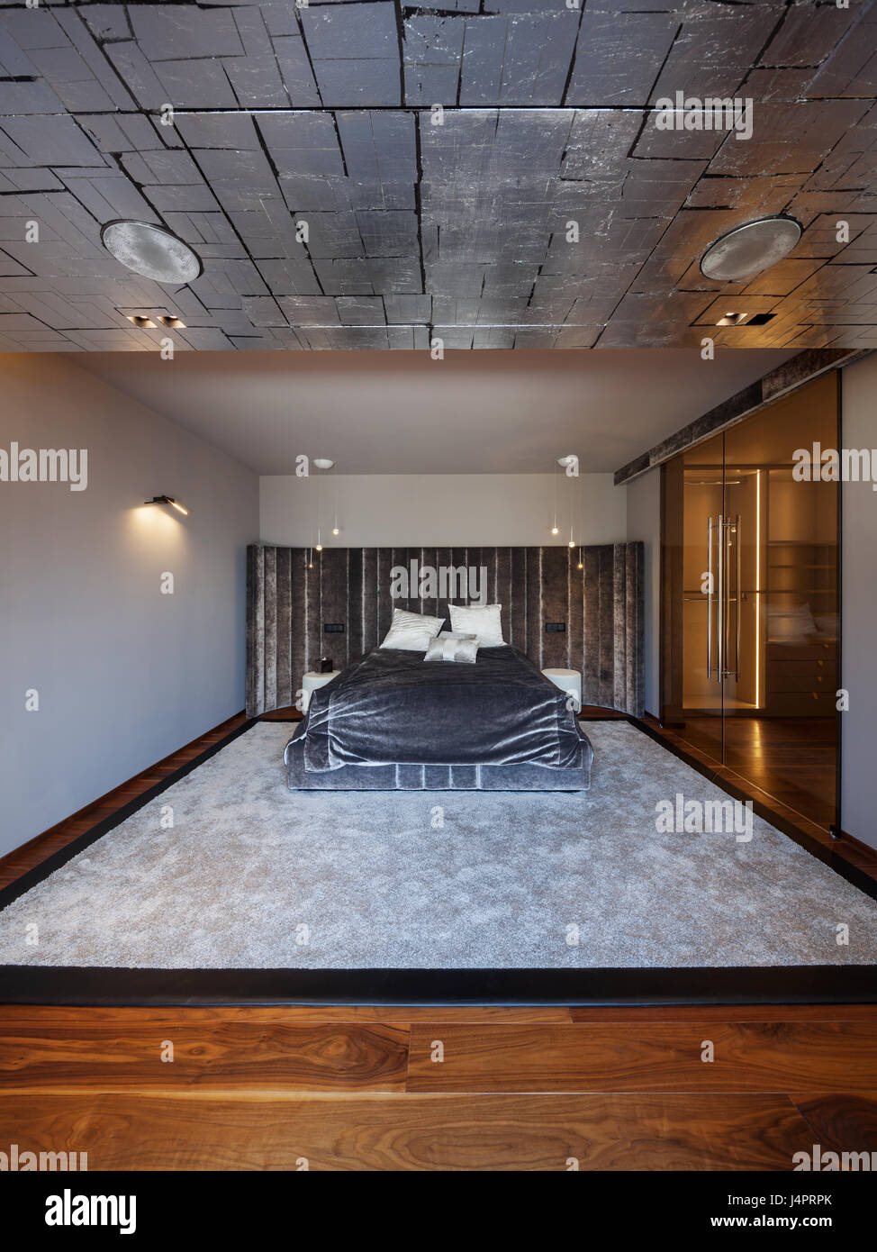 Grande chambre de luxe moderne, lit king size Banque D\'Images, Photo ... Grande chambre de luxe moderne, lit king size Banque D\'Images, Photo ...