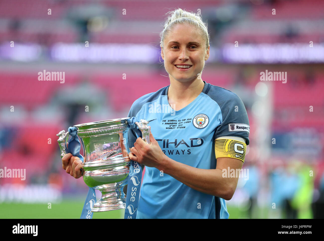 Manchester City's Steph Houghton avec l'ETI Women's FA Cup trophy au cours de l'ETI Women's finale de la FA Cup au stade de Wembley, Londres. Banque D'Images