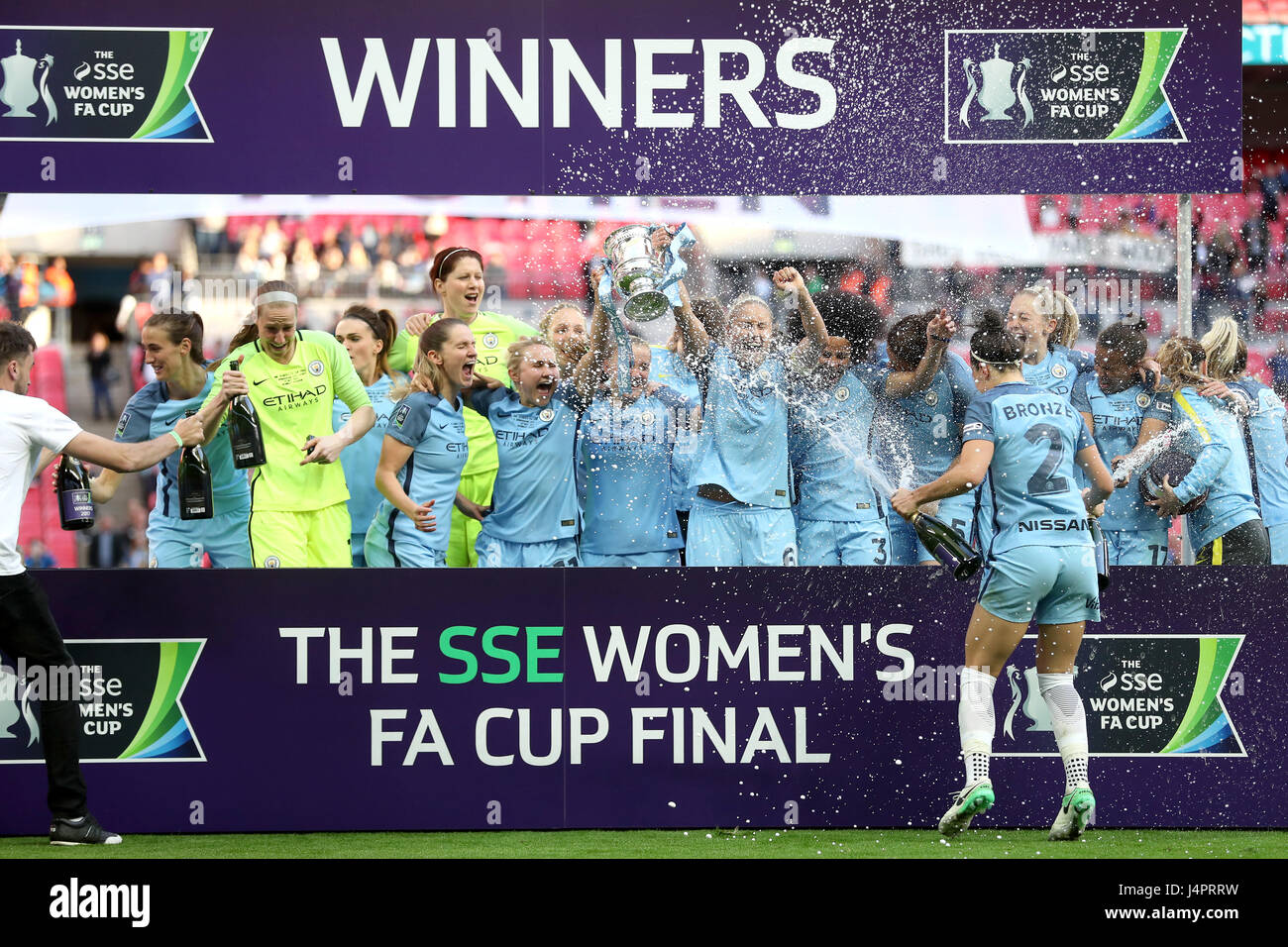 Manchester City femmes célèbre en remportant la Coupe de la femme d'ESS au cours du trophée des femmes de l'ESS finale de la FA Cup au stade de Wembley, Londres. Banque D'Images