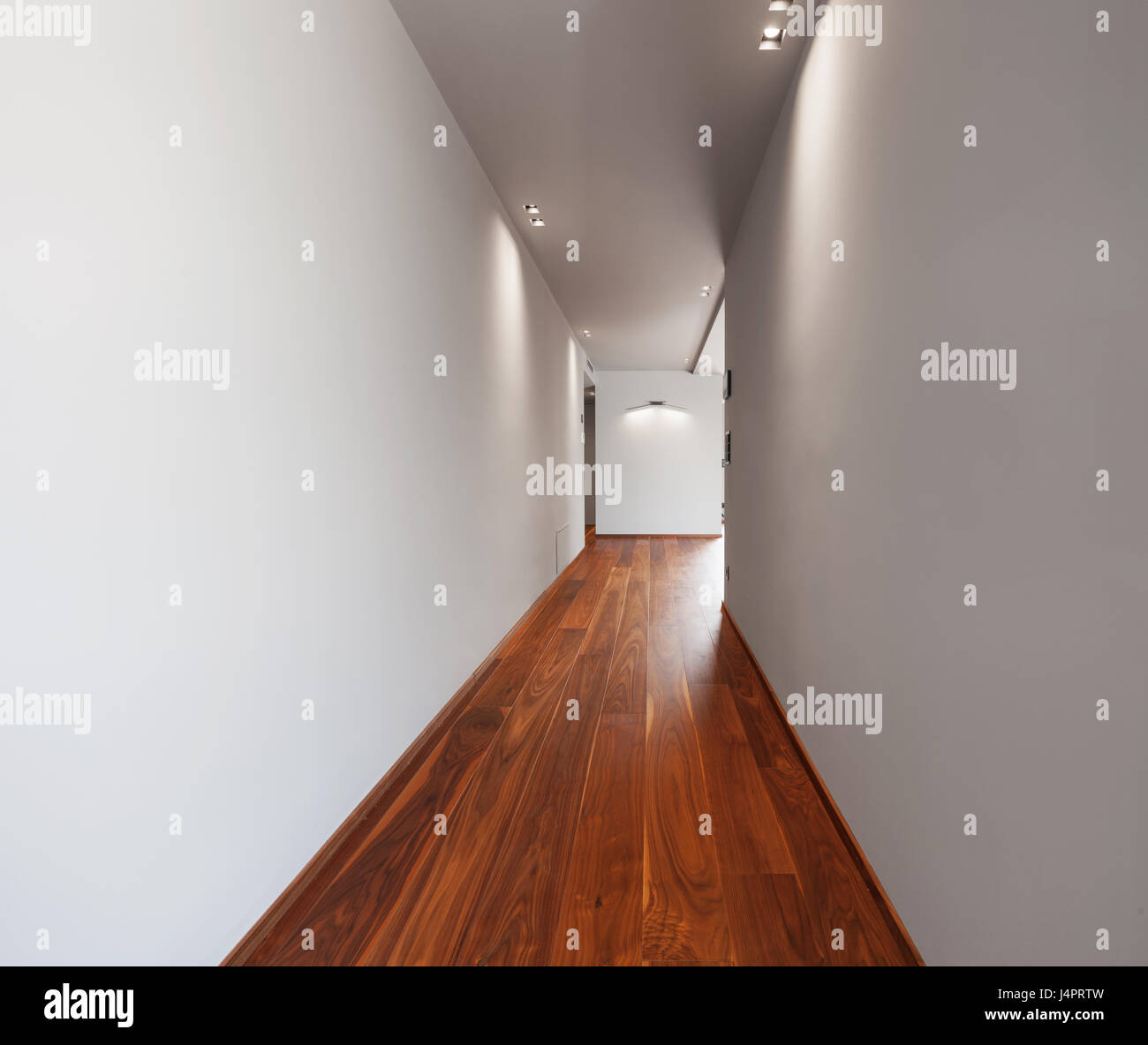 Corridor dans une maison moderne, murs blancs vides, personne ne Banque D'Images