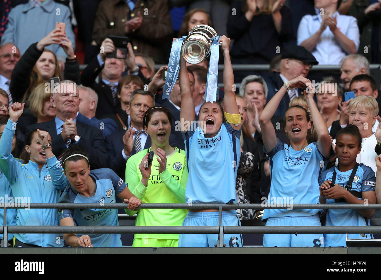 Manchester City's Steph Houghton lève le SSE Women's FA Cup trophée au stade de Wembley, Londres. Banque D'Images