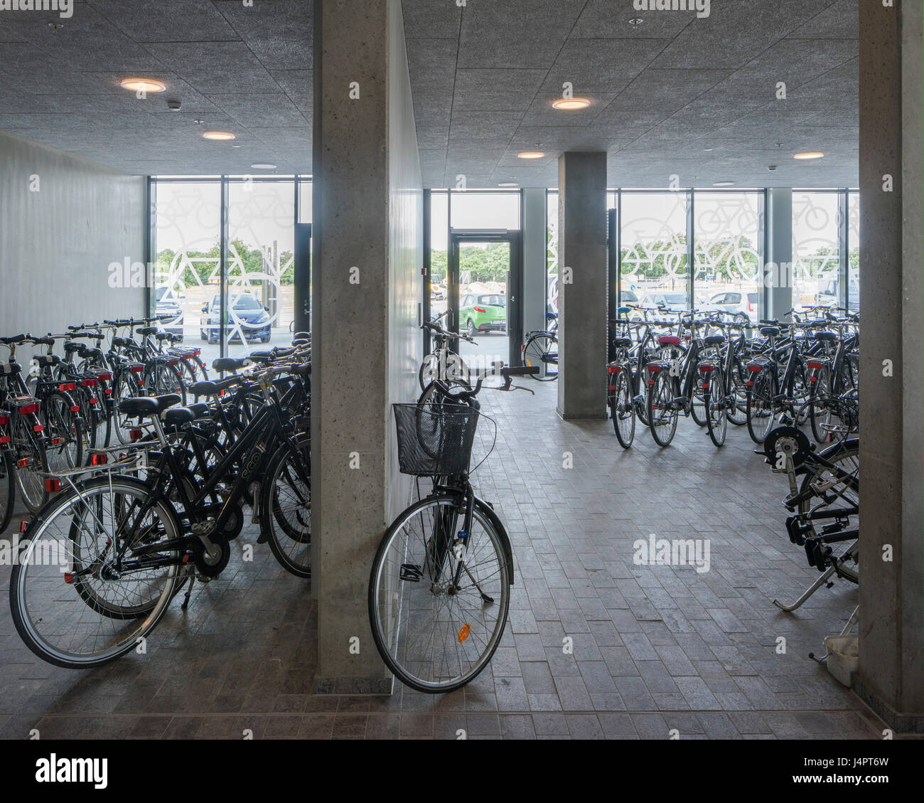 Magasin de Vélo de location. Hall Campus University of Southern Denmark, Odense, Danemark. Architecte : C.F. Moller, 2016. Banque D'Images