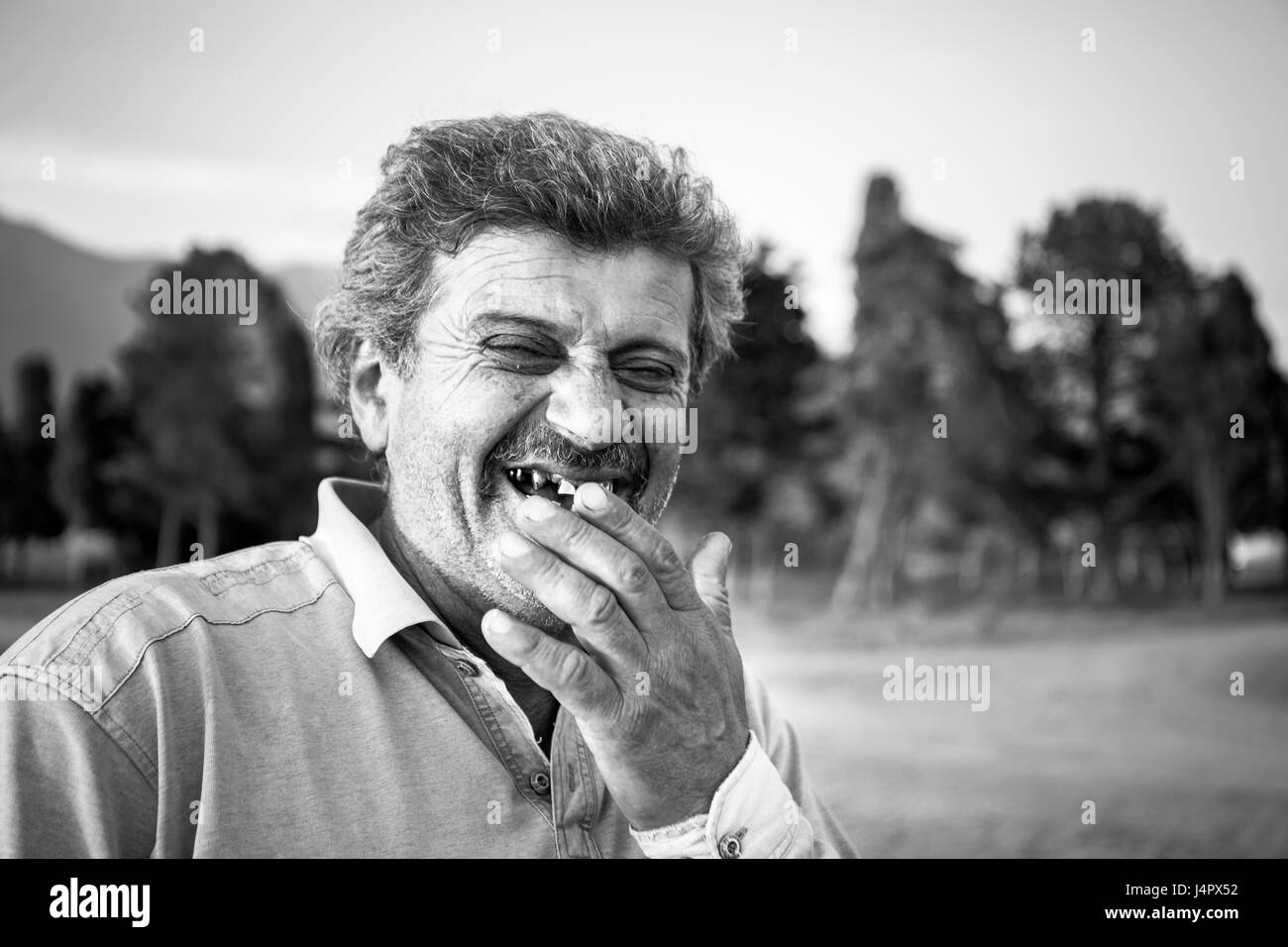 Close up portrait of mature paysan arménien sur fond naturel Banque D'Images