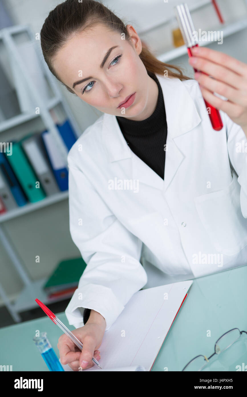 Le liquide à l'intérieur du tube Banque D'Images