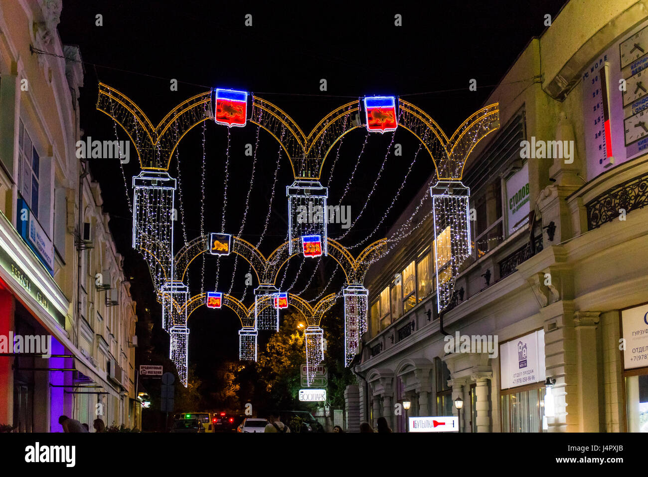 La Russie, YALTA - 25 juin 2016 : l'éclairage public dans les rues de Yalta au cours de l'été saison touristique dans la Crimée Banque D'Images