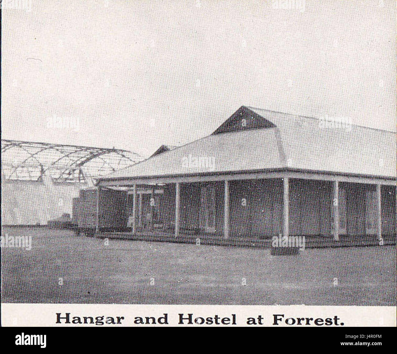 West Australian Airways était une compagnie aérienne opérant en Australie, connue pour ses services aériens régionaux. Cette entrée fait probablement référence à l'un de ses avions ou services, qui étaient cruciaux pour relier les régions éloignées de l'Australie occidentale. Banque D'Images