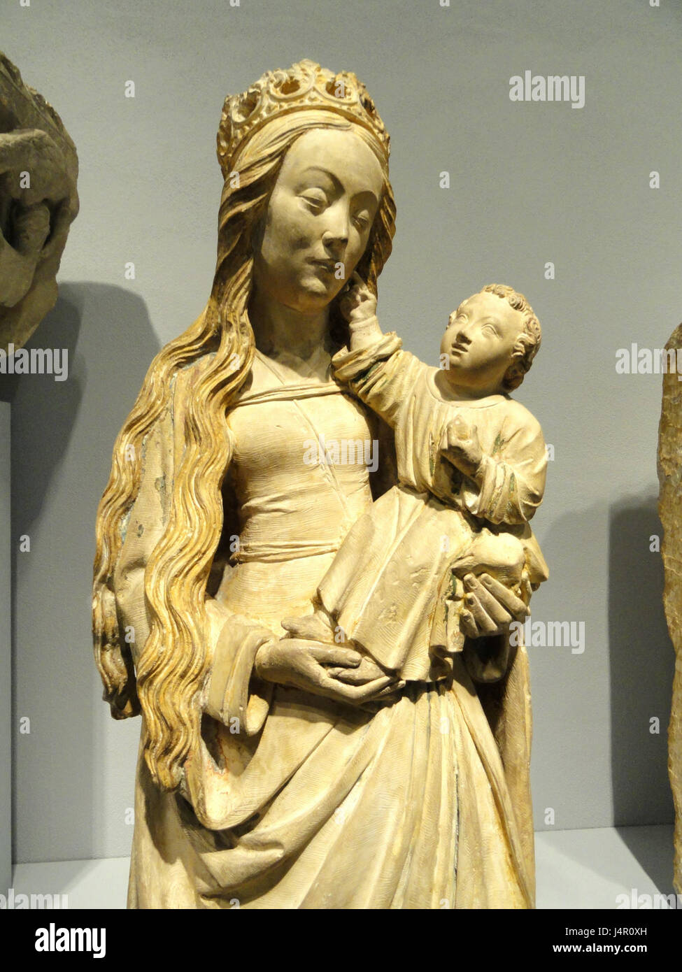Cette image détaillée de la *Vierge à l'enfant*, datant d'environ 1475 en France, est un exemple significatif de religieux médiéval tardif compris L’œuvre met en lumière la tendre interaction entre Marie et Jésus, mettant l’accent sur l’amour divin et les soins maternels. Banque D'Images