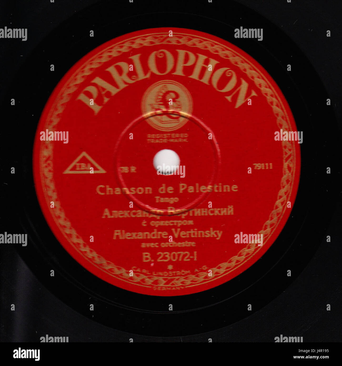 Un disque des années 1930 de la collection Vertinsky Parlophone. Cette édition spécifique, cataloguée B.23072, capture l'essence de la musique russe du début du XXe siècle, reflétant l'époque culturelle unique et le style de l'époque. Banque D'Images