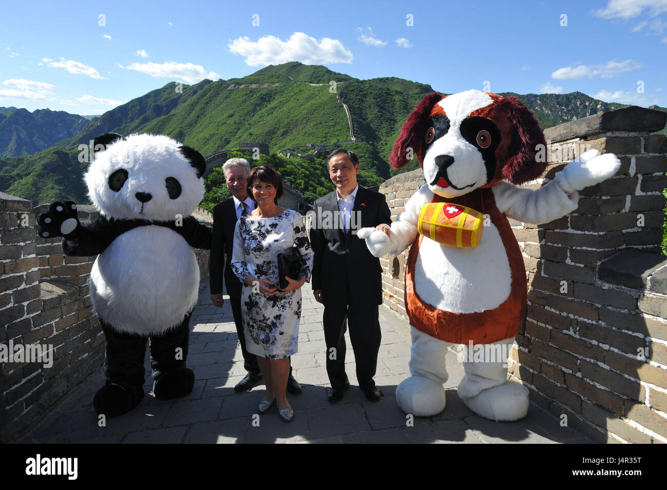 (170513) -- BEIJING, 13 mai 2017 (Xinhua) -- La présidente suisse Doris Leuthard (C) et Li Jinzao (R), chef de l'Administration nationale du tourisme de Chine, posent pour une photo de groupe avec les mascottes à la Grande Muraille de Mutianyu seulement durant une activité de la China-Switzerland Année de tourisme à Beijing, capitale de la Chine, le 13 mai 2017. (Xinhua/Li Renzi)(mcg) Banque D'Images