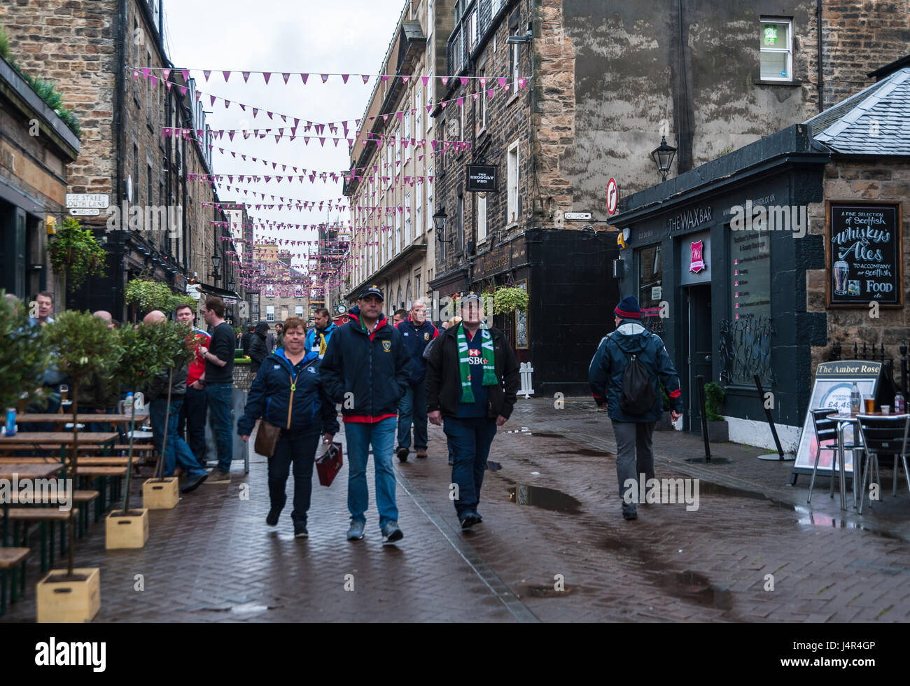 *Édimbourg, Écosse* 13 mai 2017 *Rugby funs avec foulards Heineken vert distribuée sur les rues et les pubs d'Edimbourg en préparation pour la finale de la Coupe des Champions d'Europe de Rugby * Rugby Week-end funs wearng foulards Heineken vert * "Crédit : Ann Kimmel/Alamy Live News"* Banque D'Images