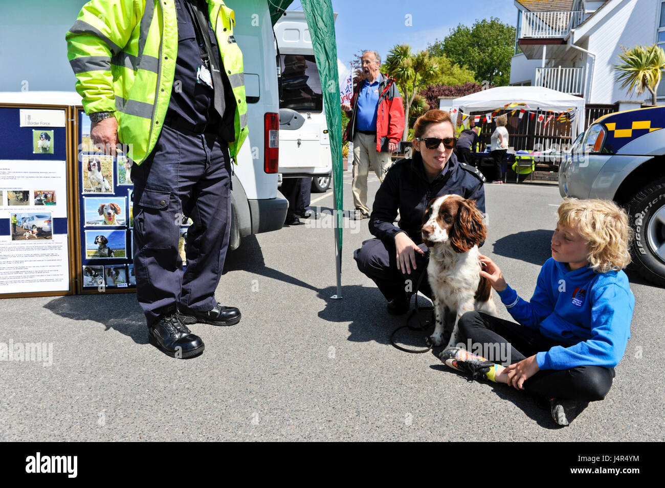 Christchurch, Dorset, UK. 13 mai, 2017. Isaac un vif Oppie marin se fait des amis avec Ted, un pensionnaire vigueur chien renifleur accompagnée par des membres de la Force au cours de Christchurch Boarder Club de voile est ouvert jour Crédit : Roger Allen Photography/Alamy Live News Crédit : Roger Allen Photography/Alamy Live News Banque D'Images