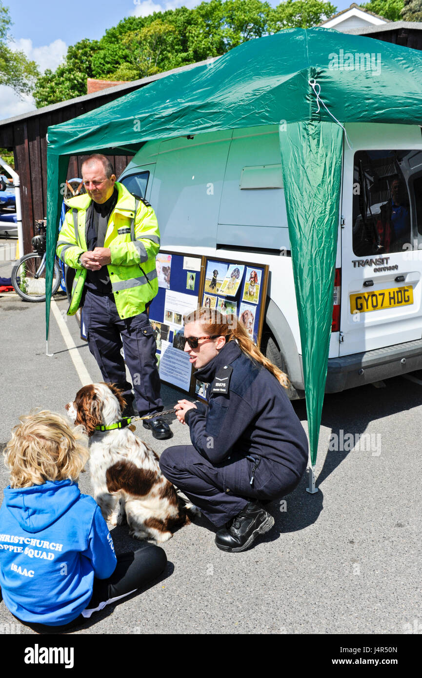 Christchurch, Dorset, UK. 13 mai, 2017. Isaac un vif Oppie marin se fait des amis avec Ted, un pensionnaire vigueur chien renifleur accompagnée par des membres de la Force au cours de Christchurch Boarder Club de voile est ouvert jour Crédit : Roger Allen Photography/Alamy Live News Crédit : Roger Allen Photography/Alamy Live News Banque D'Images