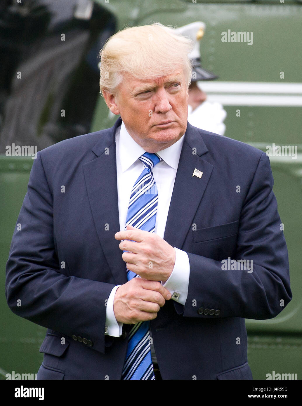 Washington DC, USA. 13 mai, 2017. Le Président des Etats-Unis, Donald J. Trump promenades sur la pelouse Sud de la Maison Blanche à Washington, DC après un voyage à Lynchburg, Virginie de faire des remarques à l'Université Liberty cérémonie le samedi 13 mai, 2017. Credit : Ron Sachs/Piscine via CNP Crédit : MediaPunch MediaPunch /Inc/Alamy Live News Banque D'Images