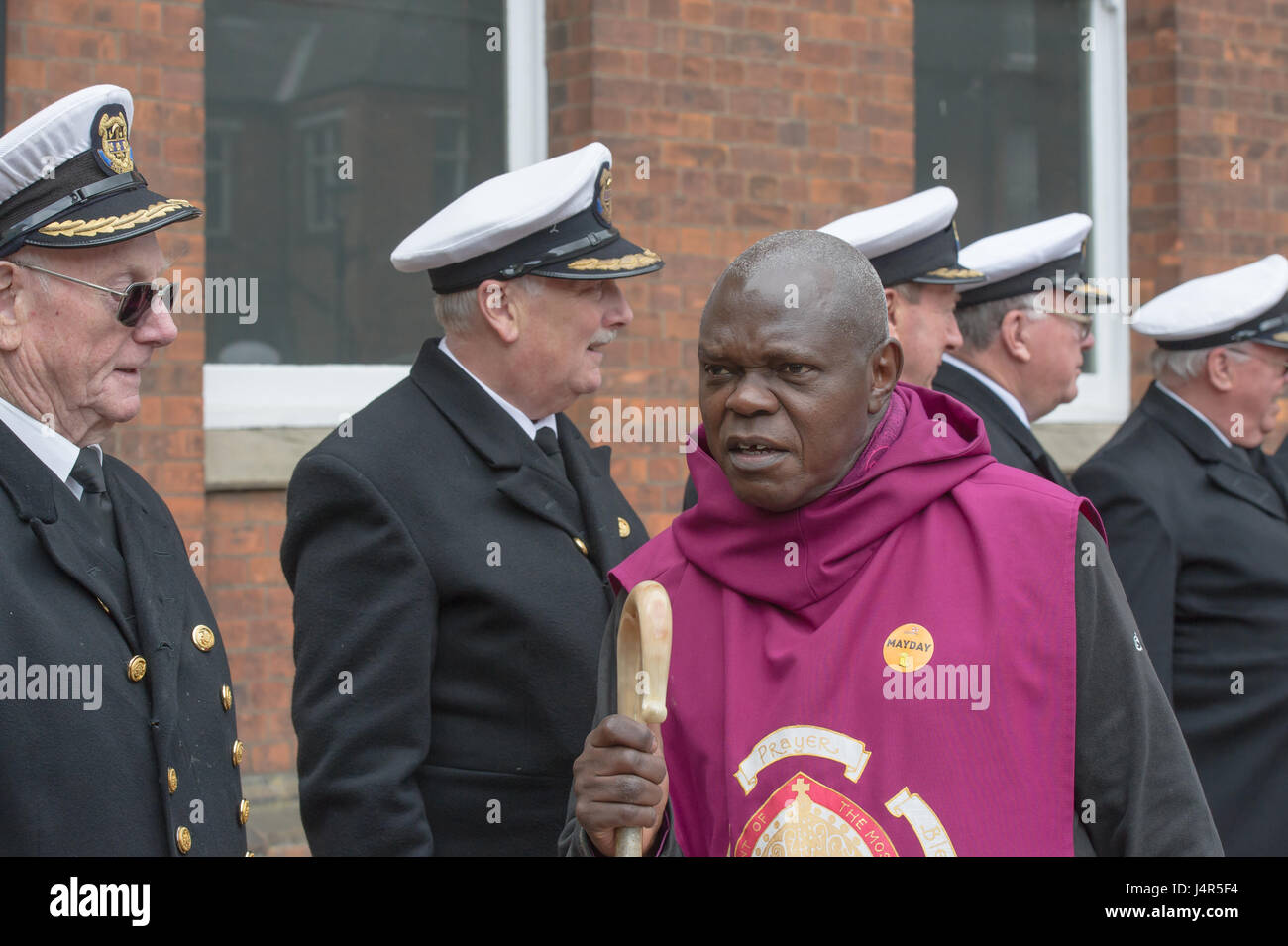 Hull, dans le Yorkshire, UK. 13 mai, 2017. L'archevêque de York accueille les anciens capitaines à Zébédée's Yard dédié le dernier voyage Memorial Crédit : Paul/Saripo Alamy Live News Banque D'Images