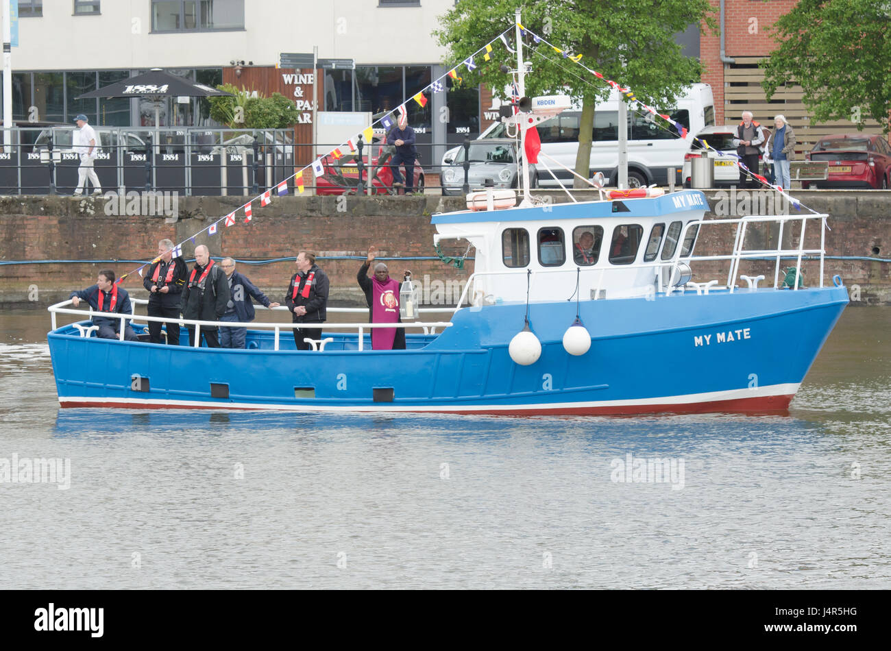 Hull, dans le Yorkshire, UK. 13 mai, 2017. L'archevêque de York arrive par bateau, avec une flamme, de l'église All Saints, Hessle, l'Église mère de la Sainte Trinité. La flamme est partie de la cérémonie qui va transformer l'église Holy Trinity de devenir le ministre de la coque. Crédit : Paul/Saripo Alamy Live News Banque D'Images