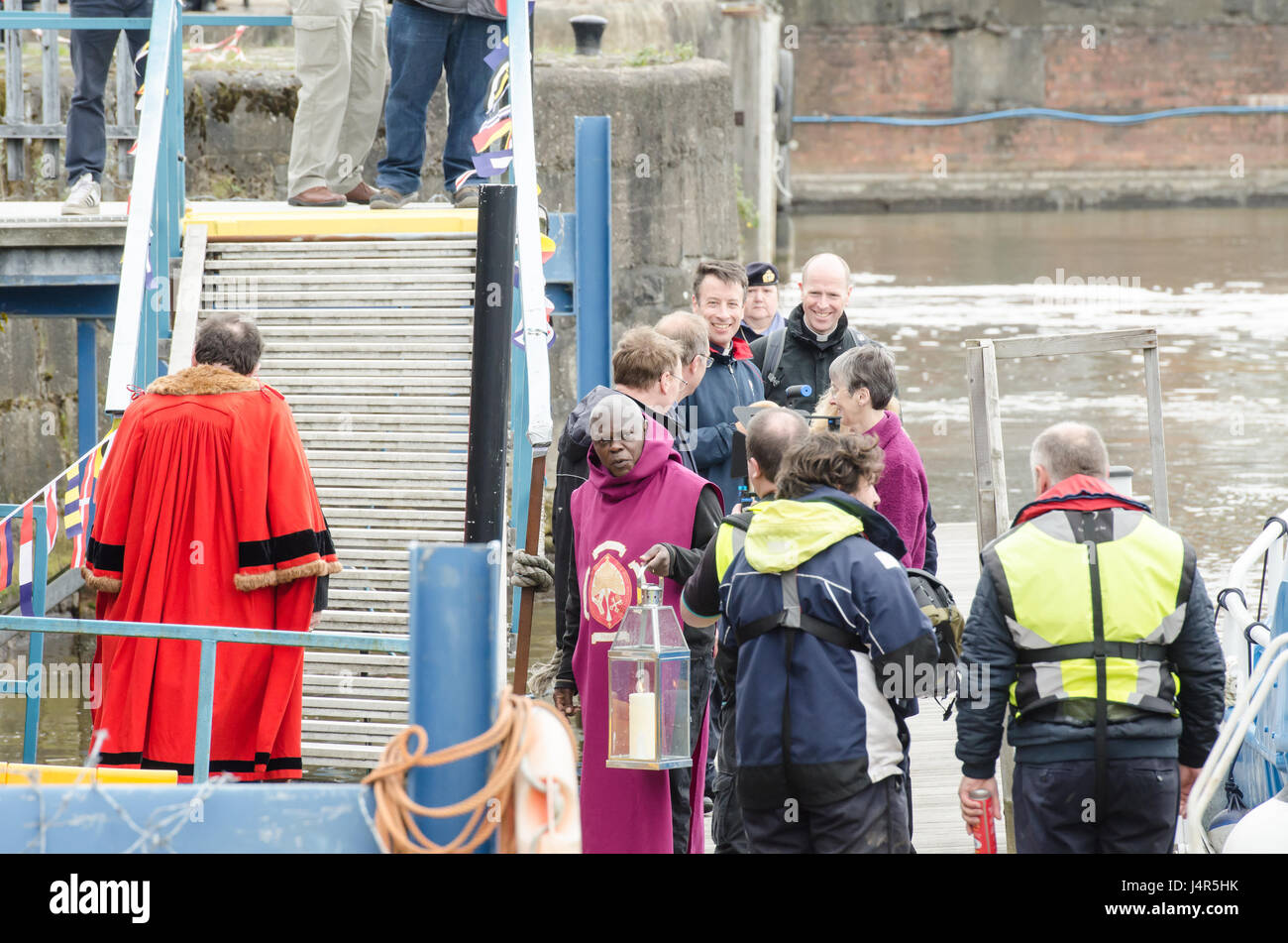 Hull, dans le Yorkshire, UK. 13 mai, 2017. L'archevêque de York arrive par bateau, avec une flamme, de l'église All Saints, Hessle, l'Église mère de la Sainte Trinité. La flamme est partie de la cérémonie qui va transformer l'église Holy Trinity de devenir le ministre de la coque. L'archevêque a été accueilli par le maire de Hull, l'amiral de l'Humber, Conseiller Sean Chaytor et le chanoine Dr Neal Barnes. Crédit : Paul/Saripo Alamy Live News Banque D'Images