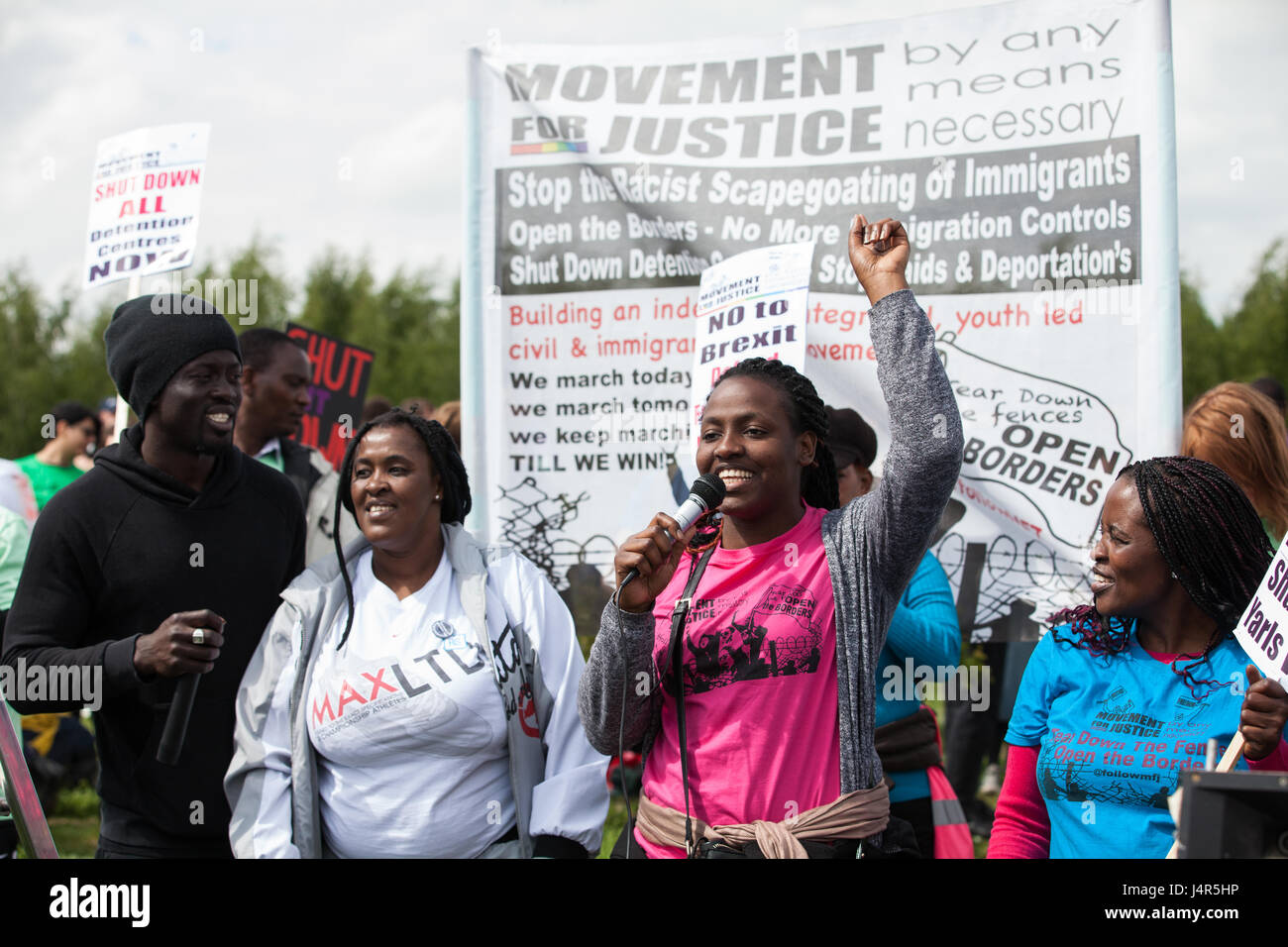 Milton Ernest, au Royaume-Uni. 13 mai, 2017. Des militants de mouvement pour la justice par tous les moyens nécessaires une grande adresse de protestation devant l'immigration de Yarl's Wood amovible au centre d'appel pour tous les centres de détention de l'immigration d'être fermé. Banque D'Images