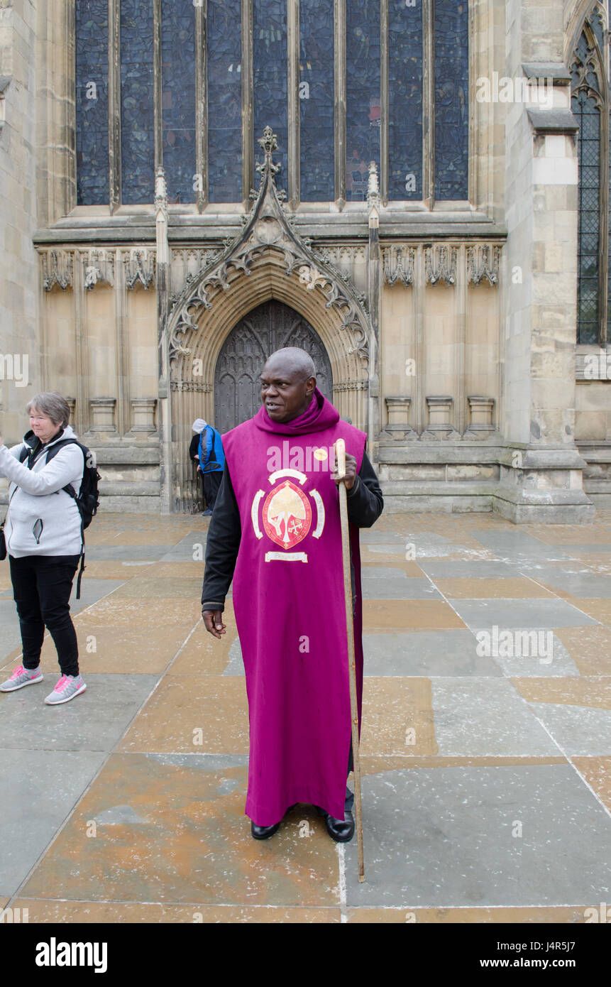 Hull, dans le Yorkshire, UK. 13 mai, 2017. L'archevêque de York, en face de l'église Holy Trinity Crédit : Paul Saripo/Alamy Live News Banque D'Images