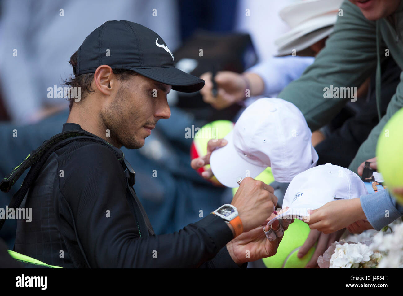 Rafael Nadal de l'Espagne en action contre la Serbie de Novak Djokovic en demi-finale au cours d'un match de tournoi Open de tennis de Madrid à la Caja Magica stadium à Madrid, le samedi, 13 mai 2017. Banque D'Images