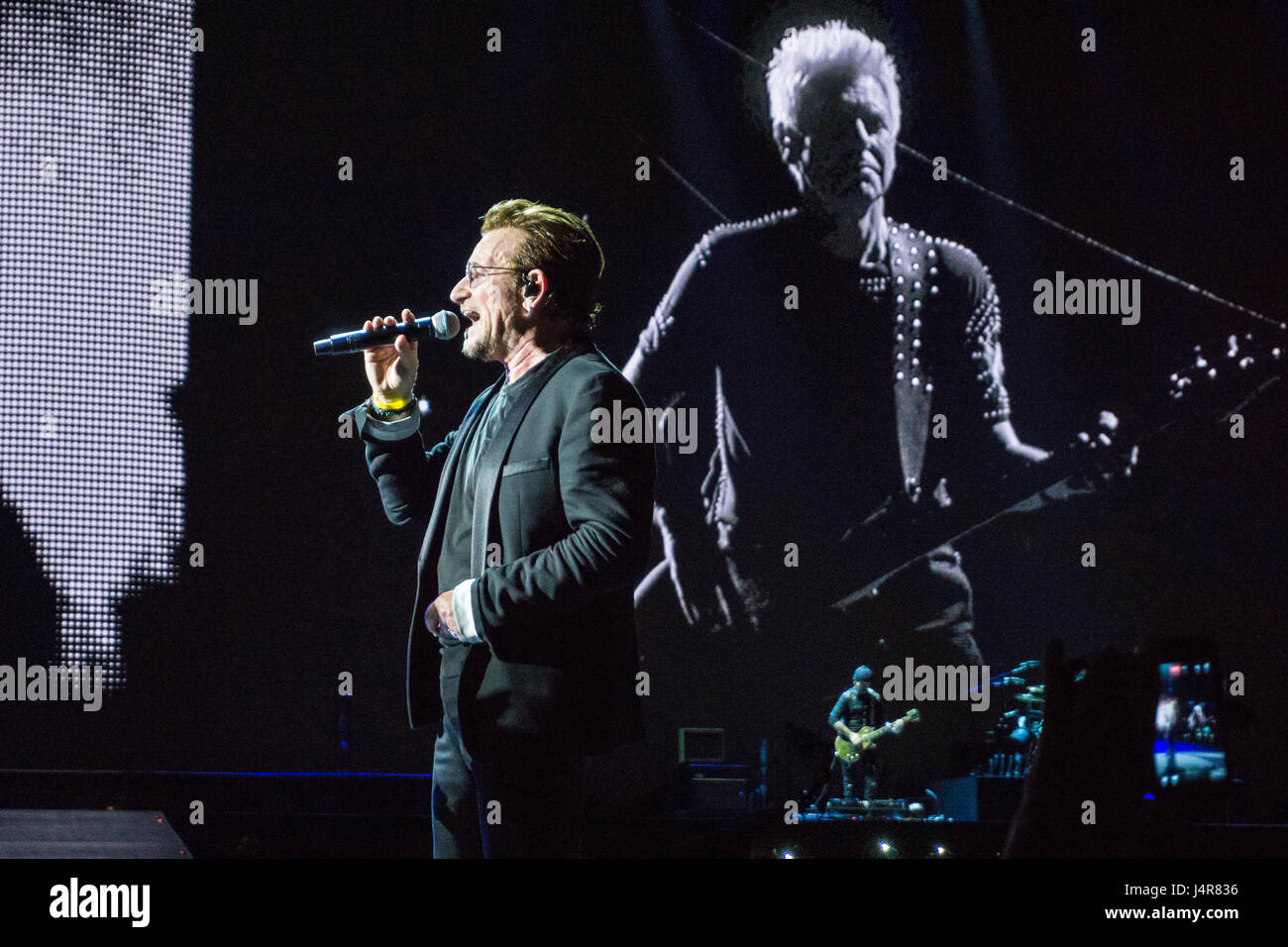 Vancouver, Canada. 12 mai, 2017. Bono de U2 au BC Place Stadium à Vancouver, C.-B., le 12 mai 2017 pour la Tournée Joshua Tree Crédit : Jeffrey James Taylor/Alamy Live News Banque D'Images