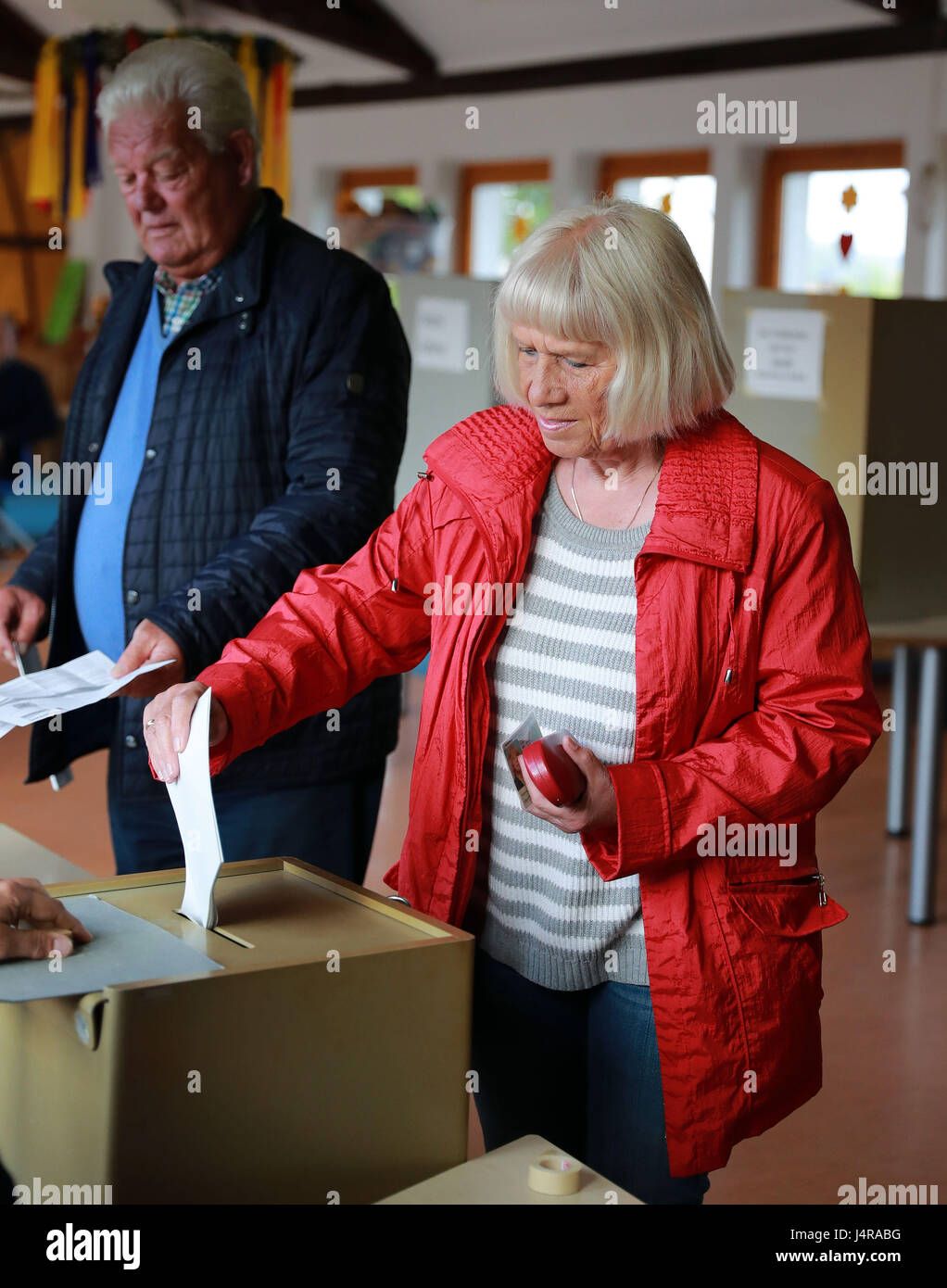 Aix-la-Chapelle, Allemagne. 14 mai, 2017. Les gens exprimés, de voter pour les élections de l'état de Rhénanie du Nord-Westphalie à un bureau de scrutin à Aix-la-Chapelle, Allemagne, le 14 mai 2017. Credit : Luo Huanhuan/Xinhua/Alamy Live News Banque D'Images