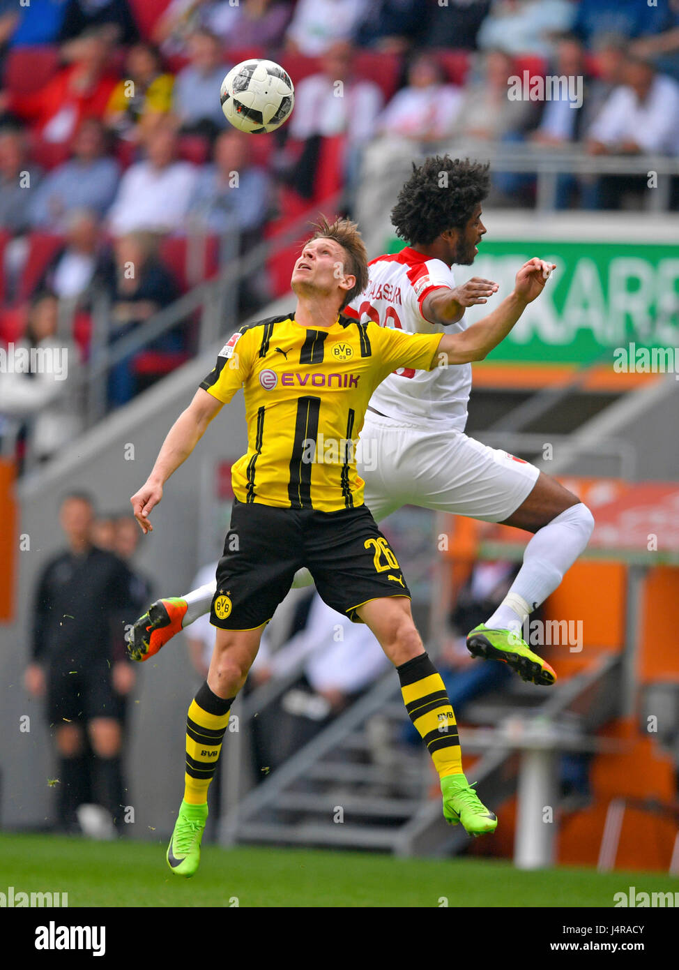 13.05.2017, Fussball 1.Bundesliga 2016/2017, 33.Spieltag, FC Augsburg - Borussia Dortmund, dans der WWK-Arena Augsbourg. v.li : Lukasz Piszcek (Dortmund) gegen Caiuby (FC Augsburg). Photo : Cronos/MIS Banque D'Images