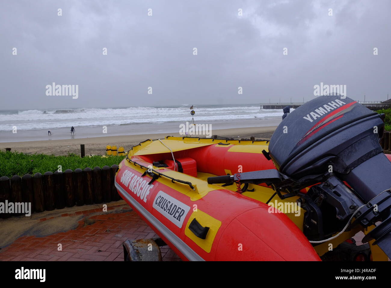 Durban,Afrique du Sud. 14 mai 2017. Un bateau de sauvetage surf maintient en cas de se récuser comme le résultat d'un gros swell créé par un grand front froid qui a balayé la côte Est de l'Afrique vu par les habitants d'une jetée. Le front froid a besoin de pluie pour le pays. Crédit : Paul Gregg/Alamy Live News. Banque D'Images