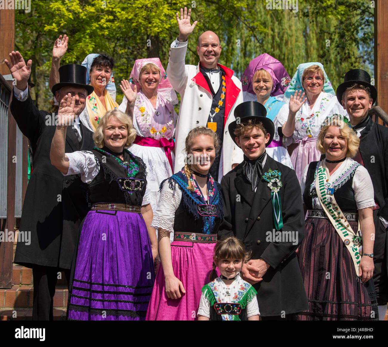 Les gens presents dans comstumes traditionnels Flaeming Heath avant ainsi que des costumes de ceremonie sorabe au cours de l Assemblee generale federale du costume traditionnel allemand association De...