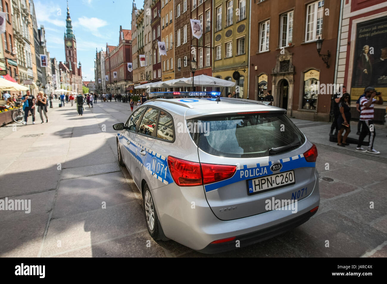 Gdansk, Pologne. 14 mai, 2017. La police polonaise KIA Ceed voiture à la rue Dluga n'est vu le 14 mai 2017 à Gdansk, Pologne. Les participants paient mars honneur de Witold Pilecki qui était un soldat polonais et rotamaster dans la cavalerie polonaise d'avant-guerre. En Pologne occupée, il fonde le groupe de résistance de l'armée polonaise secrète en 1939 Credit : Michal Fludra/Alamy Live News Banque D'Images