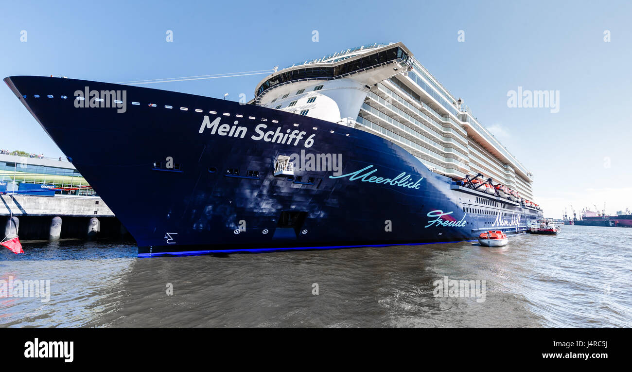 Hambourg, Allemagne. 14 mai, 2017. Le navire de croisière 'Mein Schiff 6 docks' au port pour sa première visite à Hambourg, Allemagne, 14 mai 2017. Le baptême aura lieu le 1 juin 2017 à Hambourg. Photo : Markus Scholz/dpa/Alamy Live News Banque D'Images