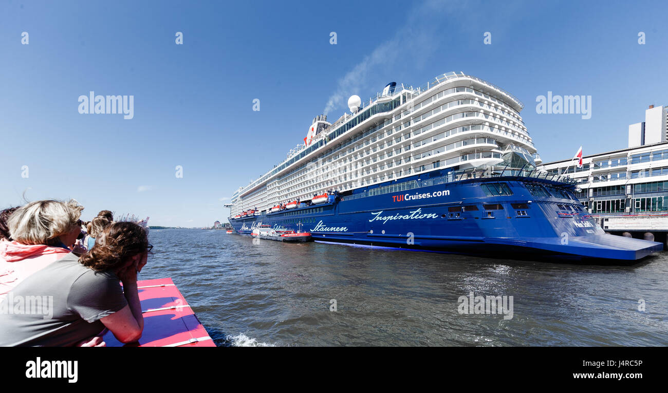 Hambourg, Allemagne. 14 mai, 2017. Le navire de croisière 'Mein Schiff 6 docks' au port pour sa première visite à Hambourg, Allemagne, 14 mai 2017. Le baptême aura lieu le 1 juin 2017 à Hambourg. Photo : Markus Scholz/dpa/Alamy Live News Banque D'Images