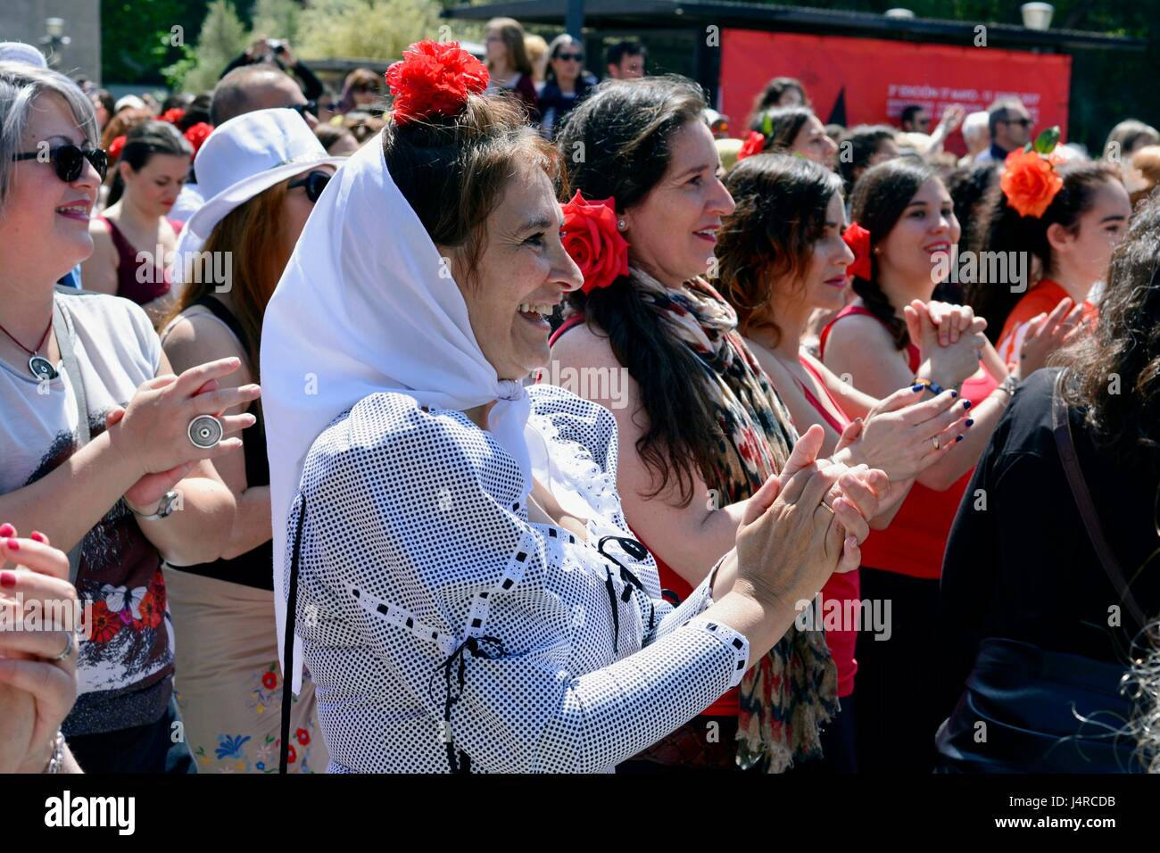 Madrid, Espagne. 14 mai, 2017. Des milliers de personnes se sont réunies dans le cadre de Colón, à Madrid, pour célébrer le Festival de Flamenco '2017' dans le but de briser le record de personnes qui danser le flamenco en même temps. L'atmosphère vibrait et familier. Photo : M.Ramirez/Alamy Live News Banque D'Images