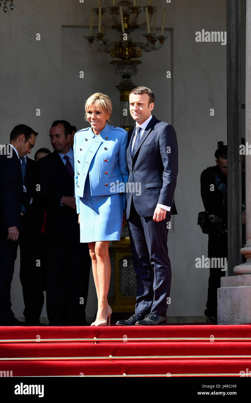 Paris, France. 14 mai, 2017. Le président français, Emmanuel Macron (R) assiste à une cérémonie à l'Elysée à Paris, France, le 14 mai 2017. Emmanuel Macron centriste a prêté serment en tant que huitième président de la Cinquième république française lors d'une cérémonie à l'Elysée ici le dimanche. Crédit : Chen Yichen/Xinhua/Alamy Live News Banque D'Images