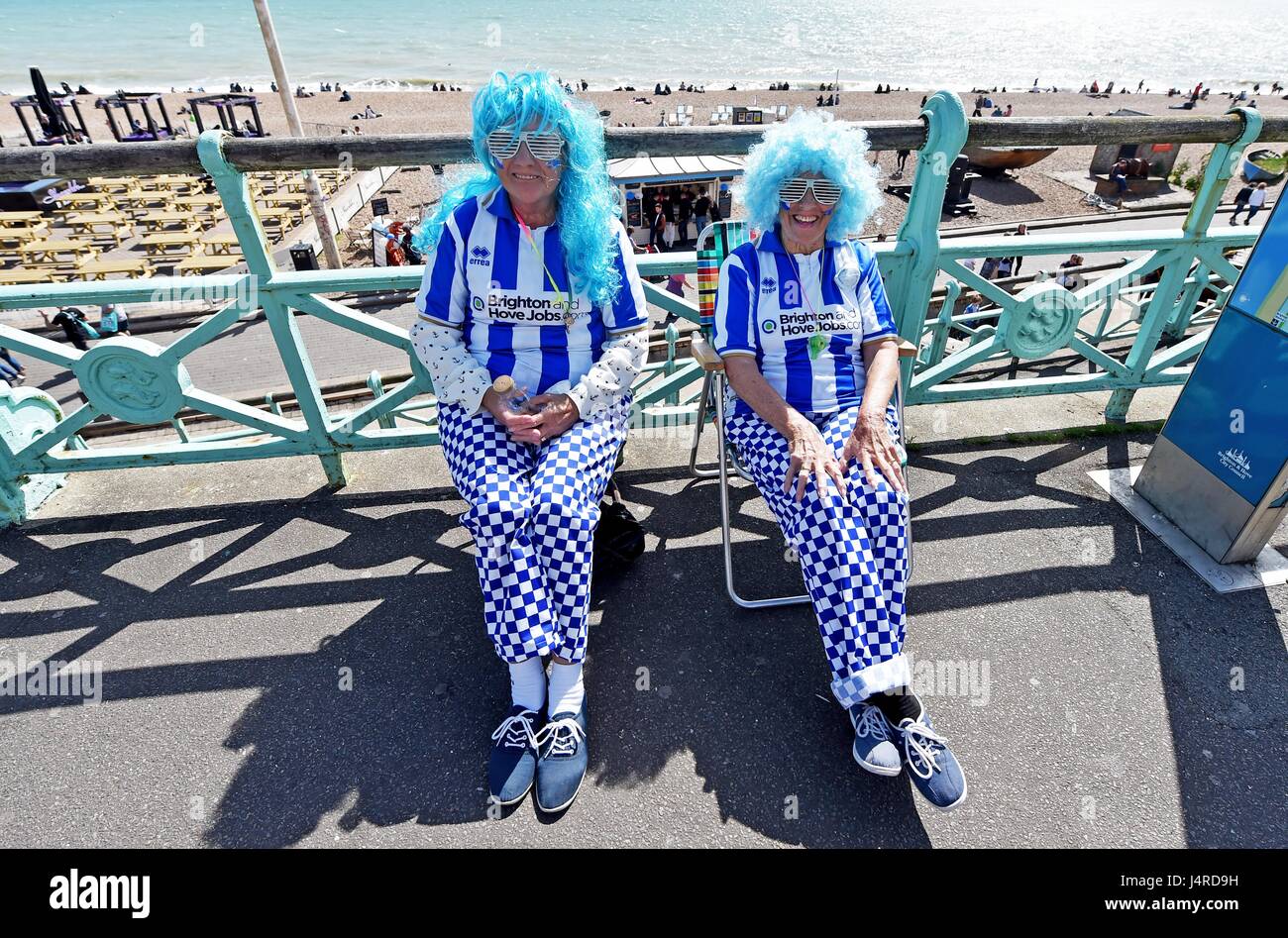Brighton, UK. 14 mai, 2017. Fans commencent à se rassembler pour le Brighton and Hove Albion football club défilé de bus pour fêter leur promotion à la Premier League dans un beau temps ensoleillé sur le front de mer de Brighton cet après-midi Crédit : Simon Dack/Alamy Live News Banque D'Images