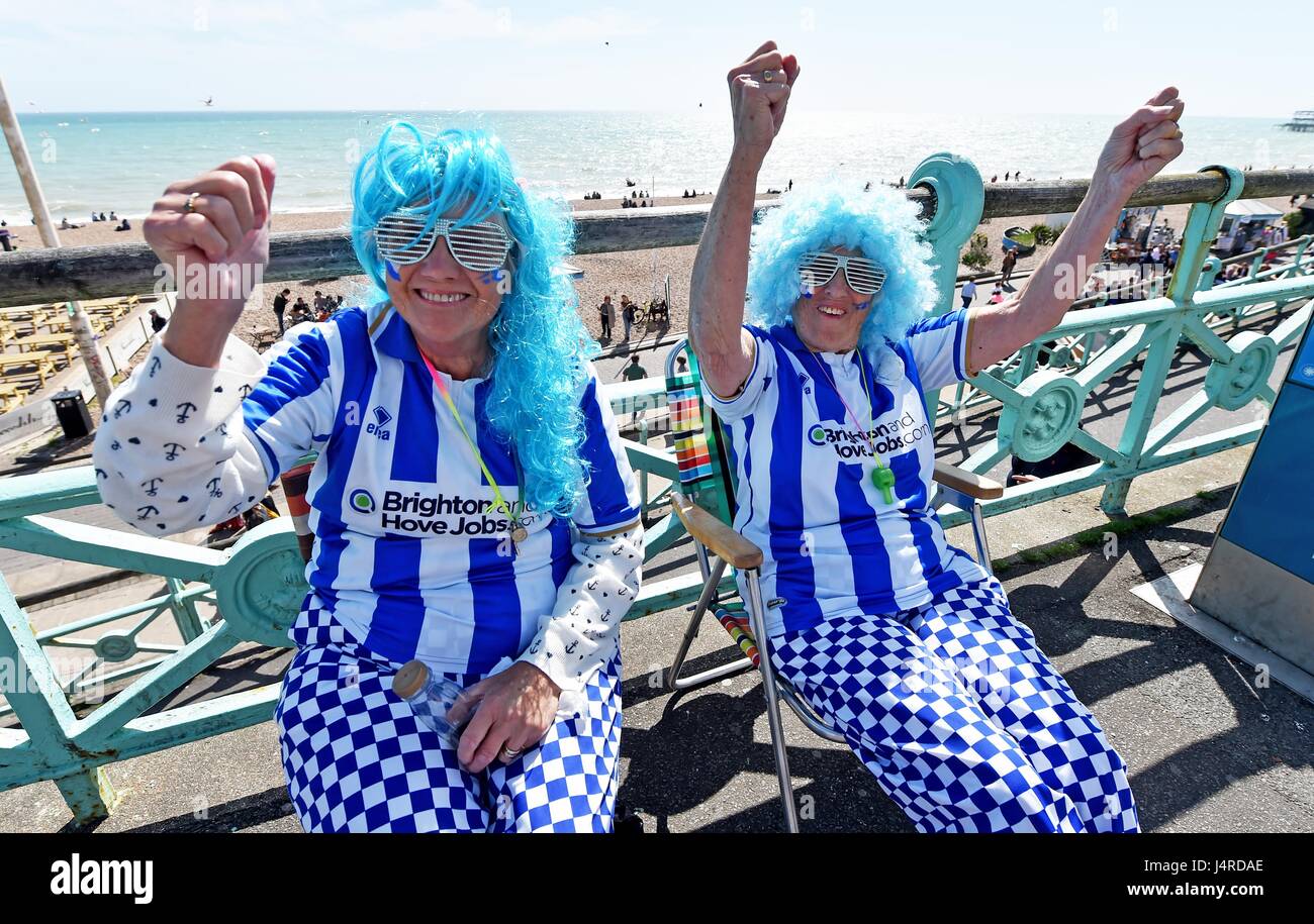 Brighton, UK. 14 mai, 2017. Fans commencent à se rassembler pour le Brighton and Hove Albion football club défilé de bus pour fêter leur promotion à la Premier League dans un beau temps ensoleillé sur le front de mer de Brighton cet après-midi Crédit : Simon Dack/Alamy Live News Banque D'Images