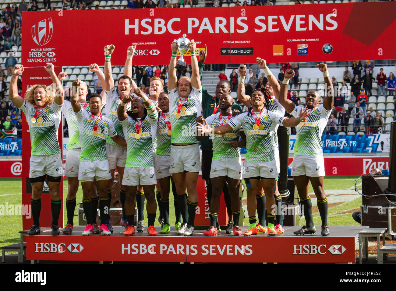 Paris, France. 14 mai 2017. L'Afrique du Sud d'or win & tasse à Paris à l'Paris HSBC Sevens world series à Stade Jean Bouin. Credit : Elsie Kibue / Alamy Live News Banque D'Images